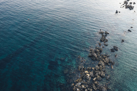 塞浦路斯海洋自然背景鸟瞰图。地中海表面有石头