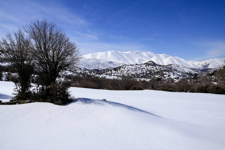 高山路冬季仙境之旅，陡峭的山坡，雪山岩石山峰，徒步旅行，希腊克里特岛探险娱乐。