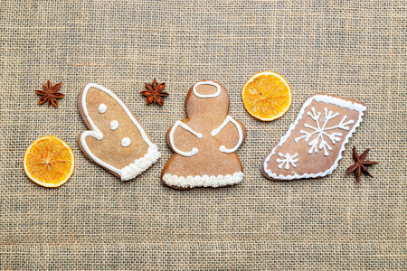 姜饼曲奇，圣诞自制姜饼，空拷贝空间。庆祝烹饪冬季概念。新年和圣诞节明信片或请柬