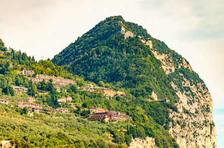 意大利北部的建筑私人住宅旅馆和其他建筑物建在悬崖边的洛基山上。白云石山绿植景观