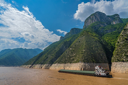 长江峡谷货船图片