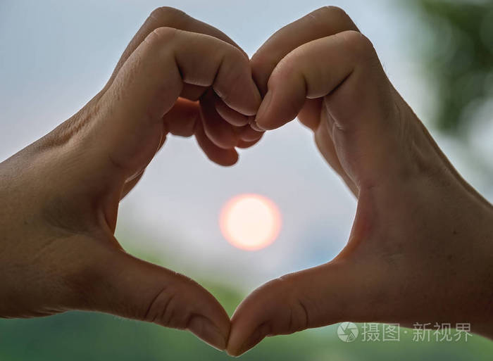 男人的手抓着太阳