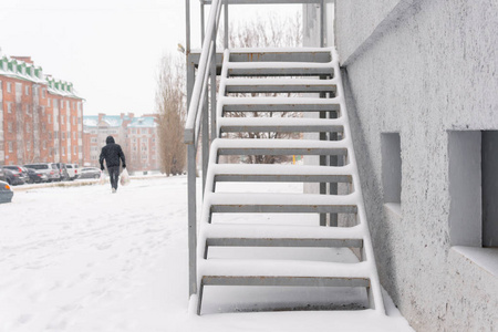 降雪的城市汽车在雪中的街道上