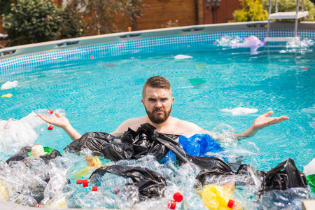 肮脏游泳池图片