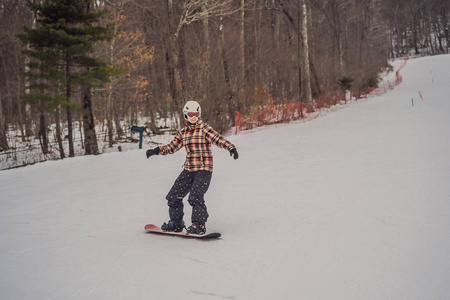 冬天阳光明媚的滑雪场女滑雪员