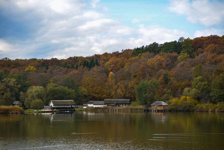 反射 自然 美丽的 天空 公园 池塘 森林 旅行 秋天 房子