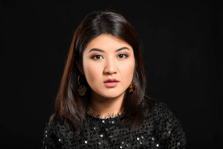 黑暗背景下的年轻亚洲女性肖像