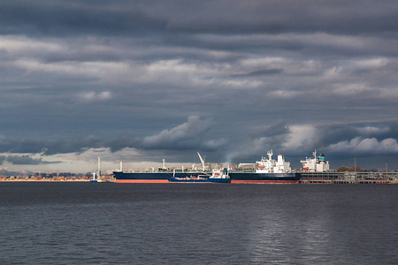 海港里的货船在戏剧性的天空中图片