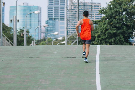 在街上跑步是为了锻炼身体运动人运动