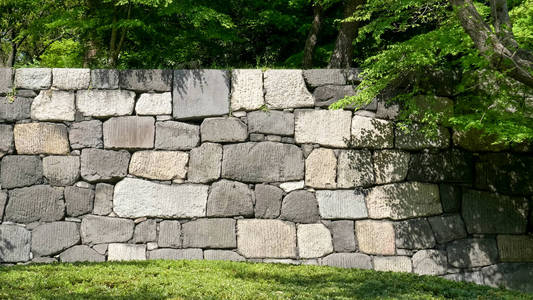 东京皇宫的一座古老的石墙