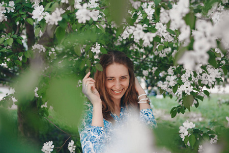 3月8日:花丛中的女人.祝贺的概念,女人的节日,自然化妆照片