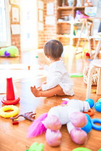 可爱的 可爱极了 有趣的 幼儿园 童年 乐趣 操场 在室内