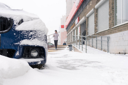 降雪的城市汽车在雪中的街道上