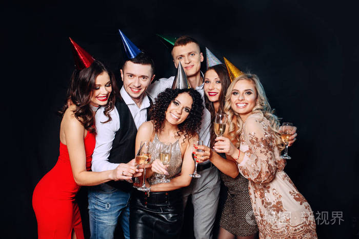 朋友生日聚会六个人在黑色背景下玩得开心喝着香槟