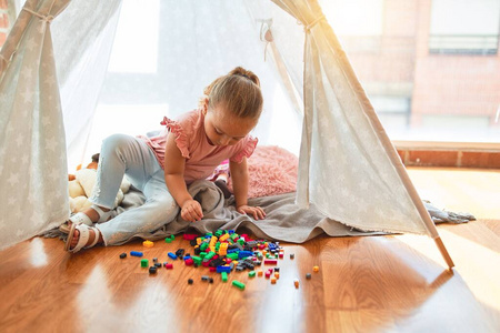 美丽的 幼儿园 可爱极了 混乱 育儿 游戏 地板 在室内