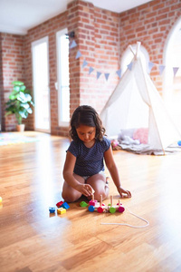 女孩 婴儿室 推土机 玩具 黑发 教育 在室内 建筑 学龄前儿童