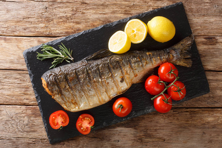 粉红食物低热量食物烤粉红鲑鱼特写板岩野猪照片