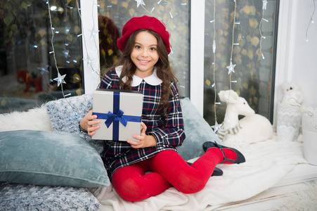 小孩收到了圣诞礼物.快乐的孩子庆祝圣诞节和新年.小孩子喜欢节礼日.