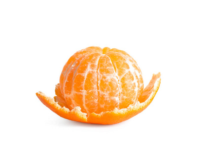 去皮的新鲜多汁的橘子，白色上隔离了热情