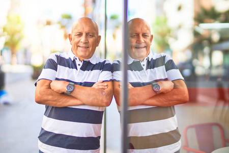 肖像 老的 老年人 站立 退休 流行的 白种人 城市 行走