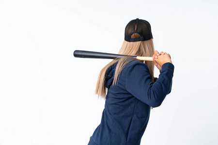 年轻的金发女子在孤立的背景下打棒球