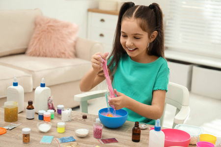 可爱的小女孩在家里做DIY粘液玩具