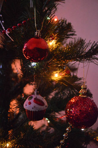 圣诞树上挂着明亮的圣诞灯