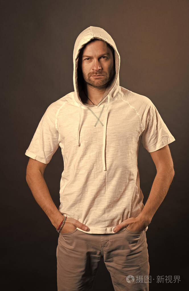 穿着休闲运动衫的大胡子男人.时尚模特穿着连帽衫.