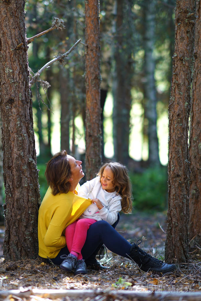 妈妈和女儿在森林里无忧无虑地玩耍