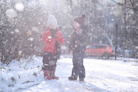 孩子们第一次下雪就在公园里散步