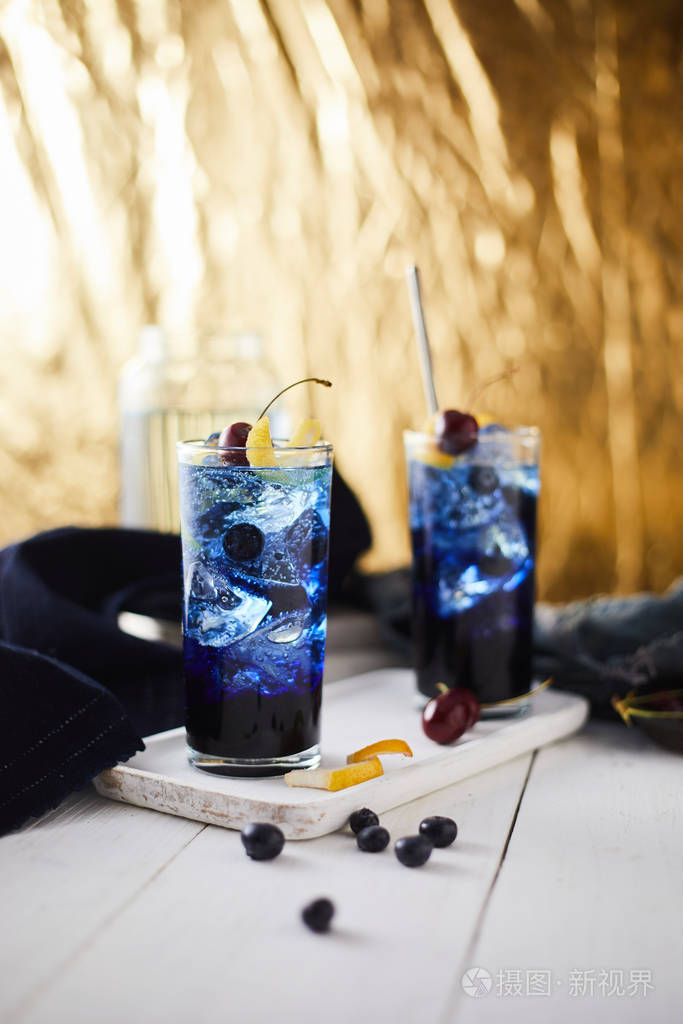 新鲜蓝莓鸡尾酒配柠檬皮和樱桃