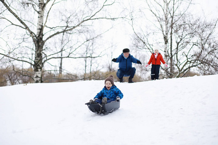 冬天公园里的孩子们。孩子们在操场上玩雪