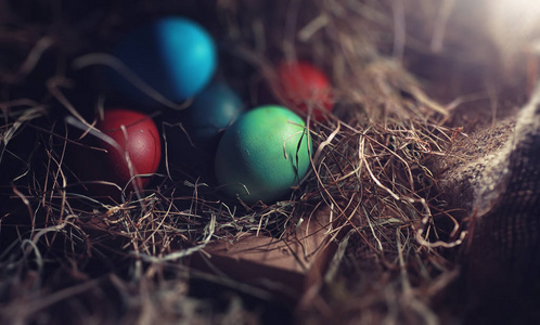 复活节在粗麻布上画彩蛋