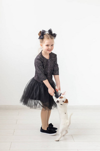 宠物和动物概念小女孩玩小狗杰克拉塞尔梗。