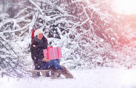 一个冬天的童话故事，一个年轻的母亲和她的女儿骑着雪橇