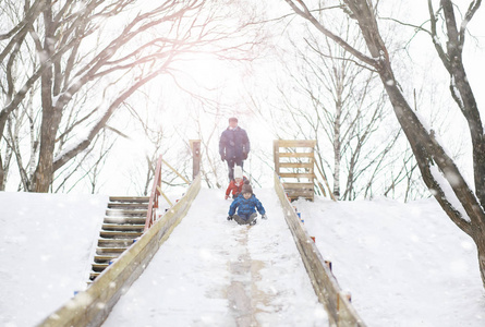 冬天公园里的孩子们。孩子们在操场上玩雪