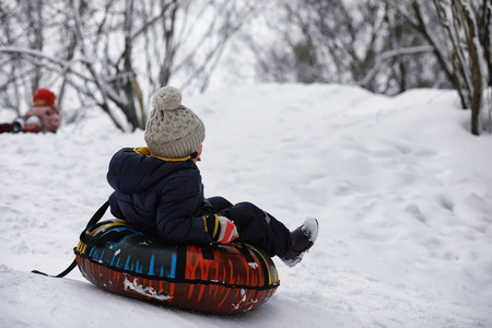 冬天公园里的孩子们。孩子们在操场上玩雪