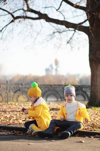 孩子们在秋天的公园里散步