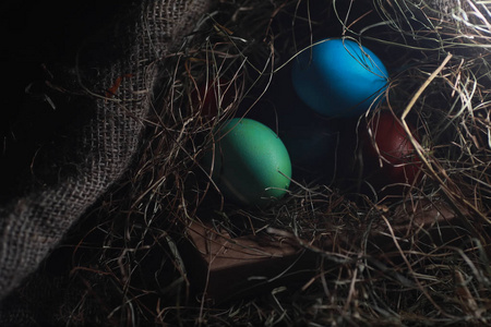 复活节在粗麻布上画彩蛋