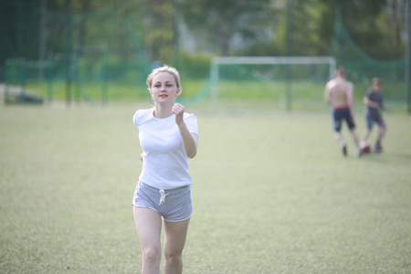 女孩和体育生活方式做运动