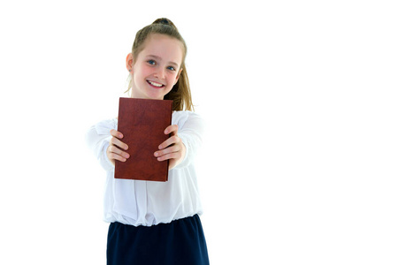 可爱的小女孩手里拿着一本书，文学的概念