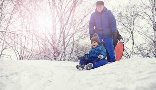 冬天公园里的孩子们。孩子们在操场上玩雪