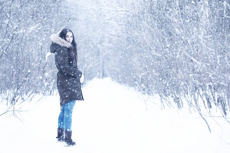 美丽的女孩在美丽的冬雪中