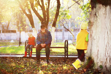 孩子们在秋天的公园里散步