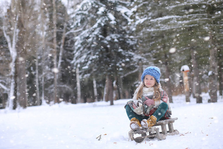 一个冬天的童话故事，一个年轻的母亲和她的女儿骑着雪橇