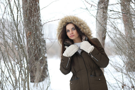 美丽的女孩在一个美丽的冬季公园