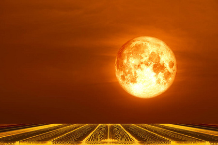 顶部桌子和收获血月亮轮廓红橙色c照片