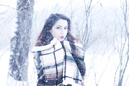 美丽的女孩在美丽的冬雪中