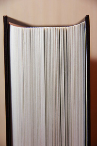 一本厚厚的书页照片