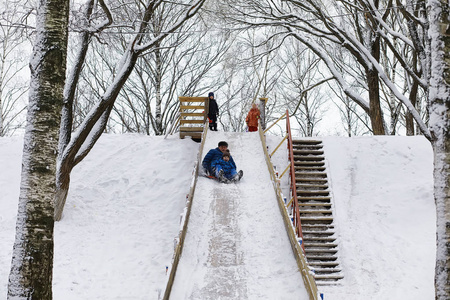 冬天公园里的孩子们。孩子们在操场上玩雪